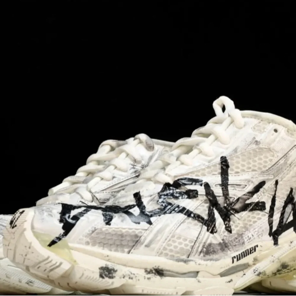 Good condition B Runner White
Graffiti - Picture 2 of 4